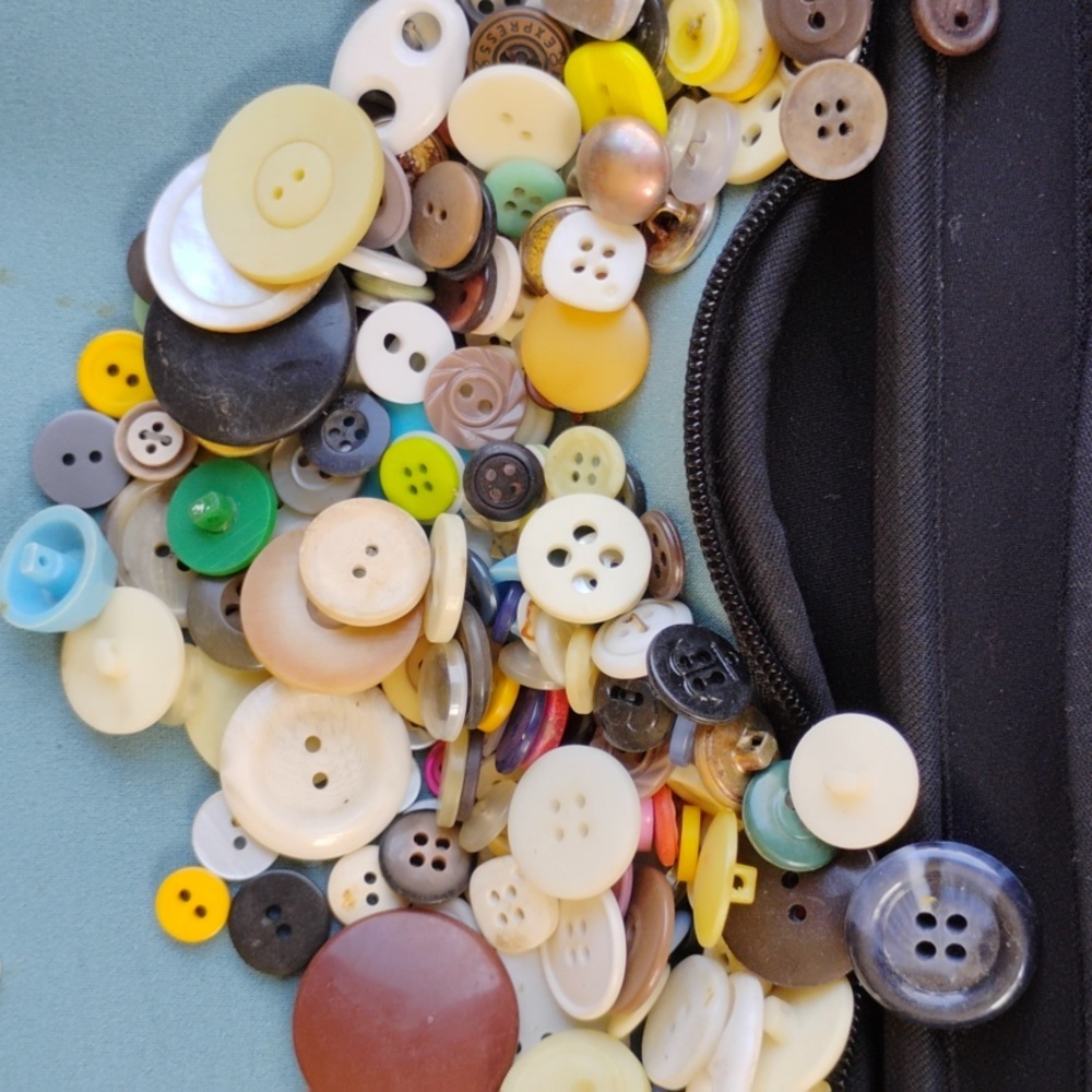 Nice ASSORTMENT Of Vintage BUTTONS - Vintage VNPLVC